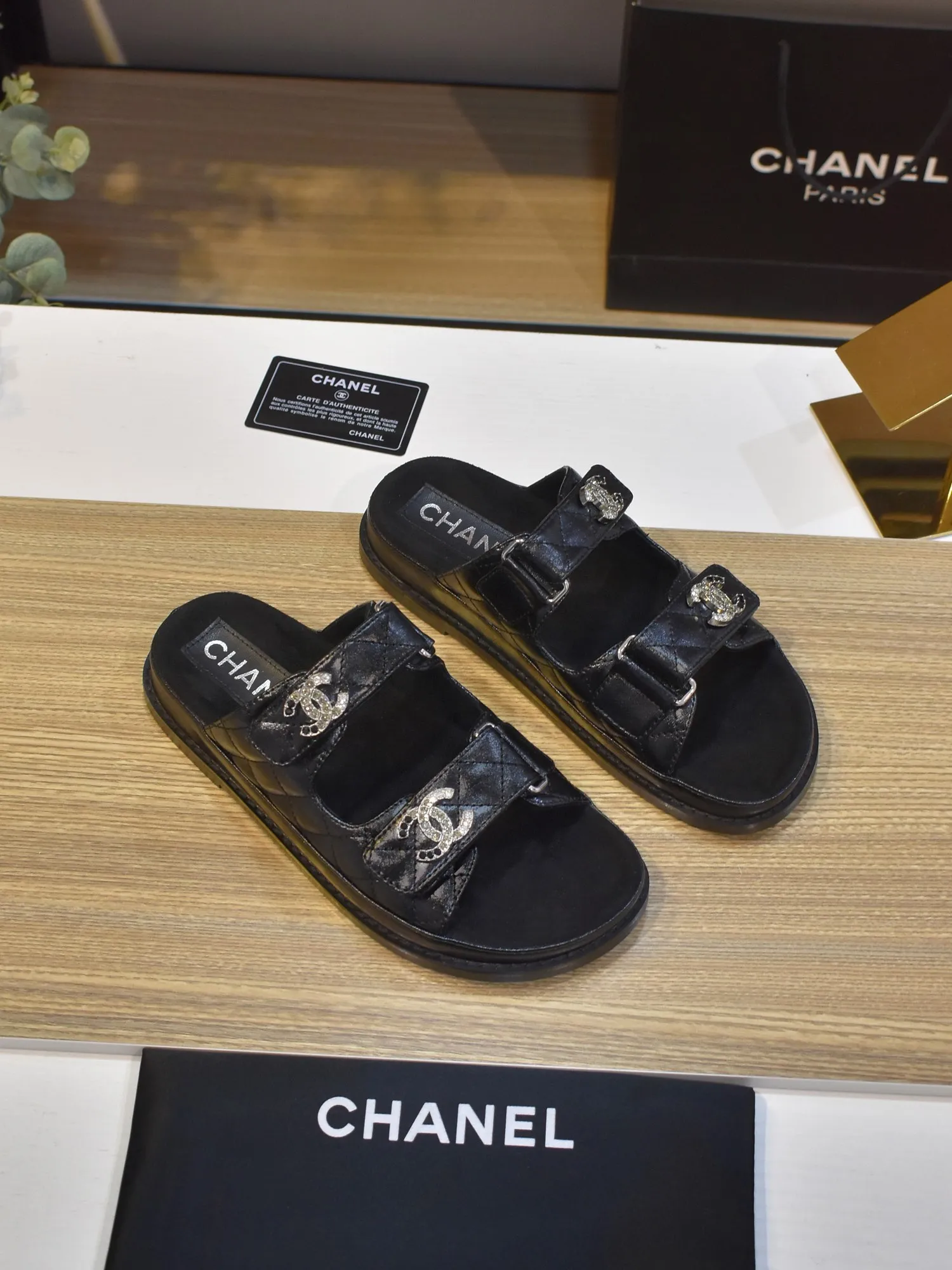 👟👟Ex-factory price 480👟👟 𝑐ℎ𝒶𝓃𝓮𝓁 2025 early spring double pearl latest season new Velcro slippers ————————————❤ European purchasing agent & fragrance grandma’s new fashion latest layout 🔛 Small fragrance sandals that exude lasting charm ~ original development supports any comparison in the market 🆚The so-called smooth and natural lines To restore the original look, many celebrities have recommended it as one of the must-have items for spring. It is super comfortable on the feet! [Top version] ⚫ Size: 35-41 (41-42 customized, non-returnable)